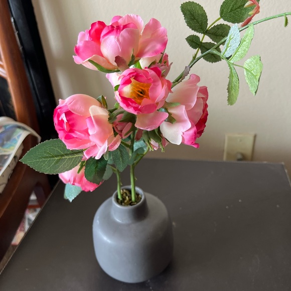 Beautiful fauxflowers in a small vase - Picture 1 of 2